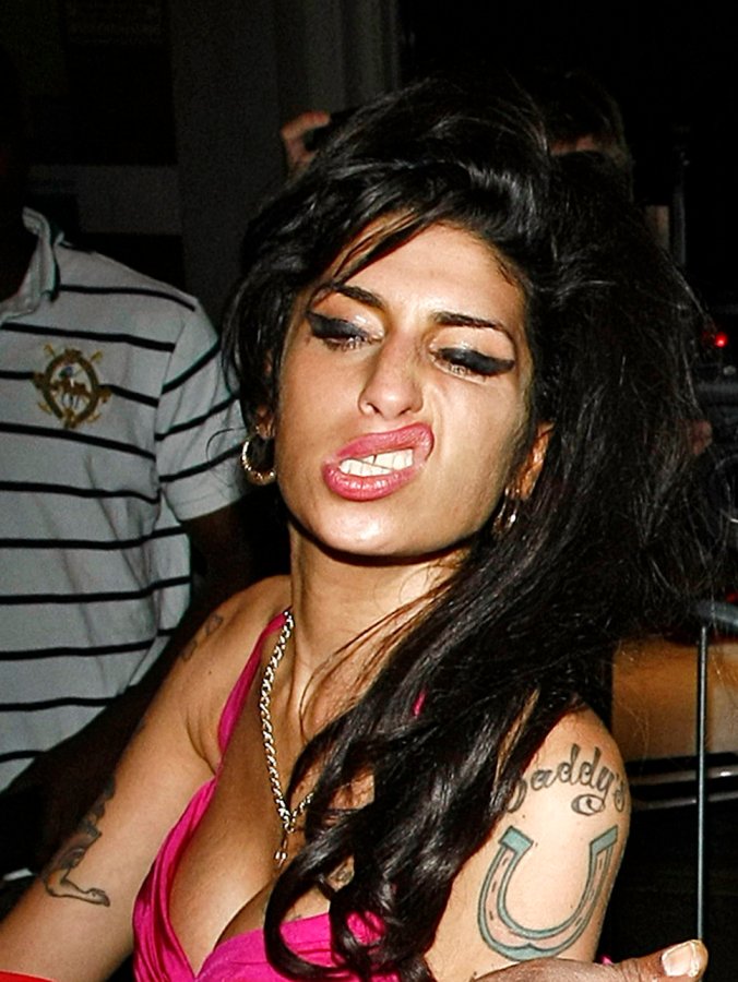 Amy_winehouse_in_pink_top_and